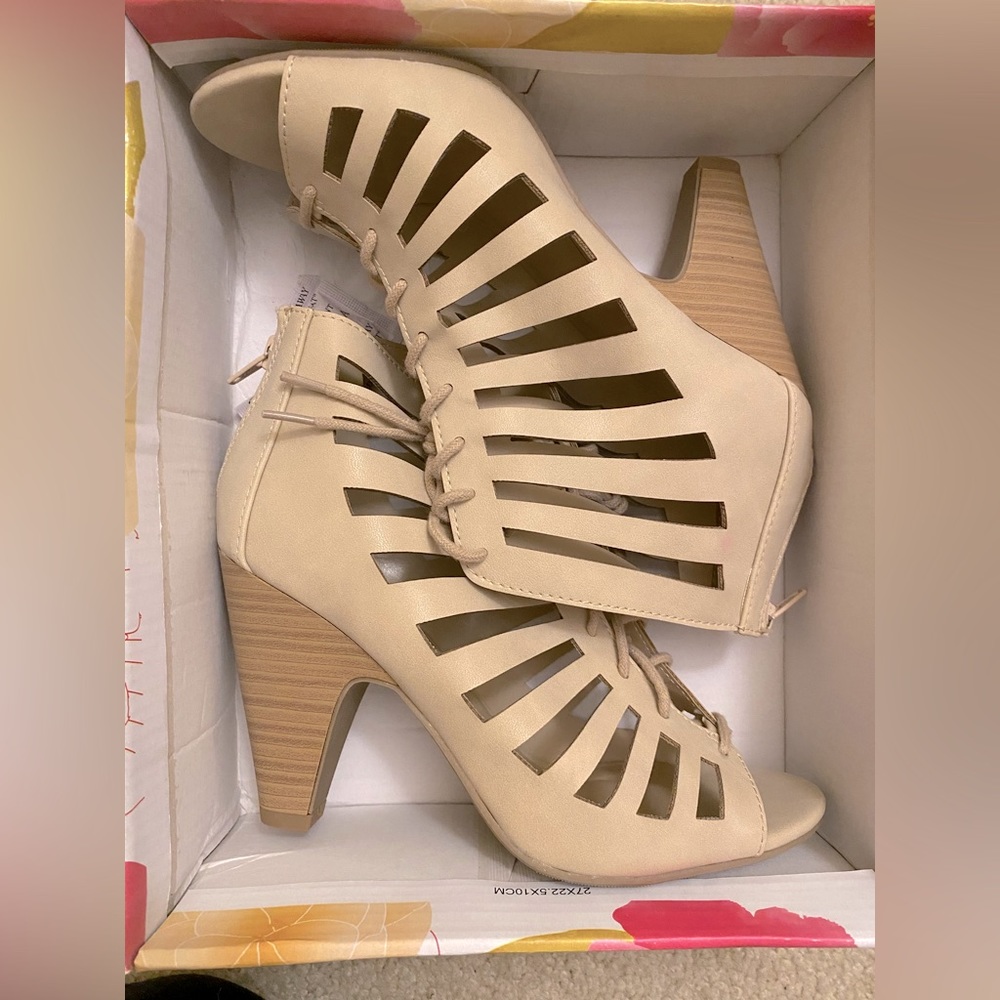 Woman’s size 7.5 beige heals